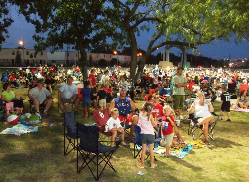 photo of crowd at the July 4, 2012 Concert and Fireworks Show